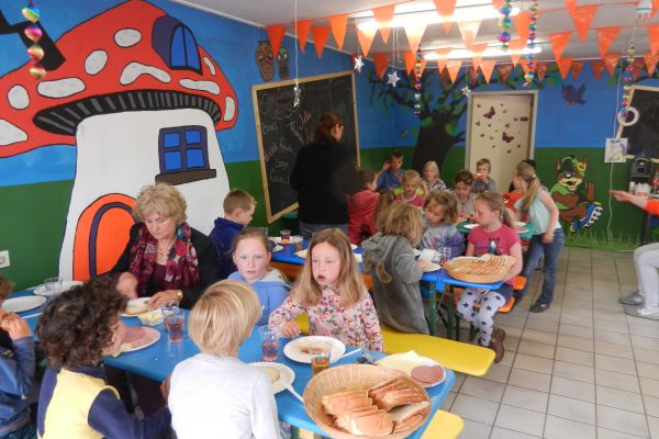 Kinderontbijt in de recreatieruimte op camping de Kienehoef